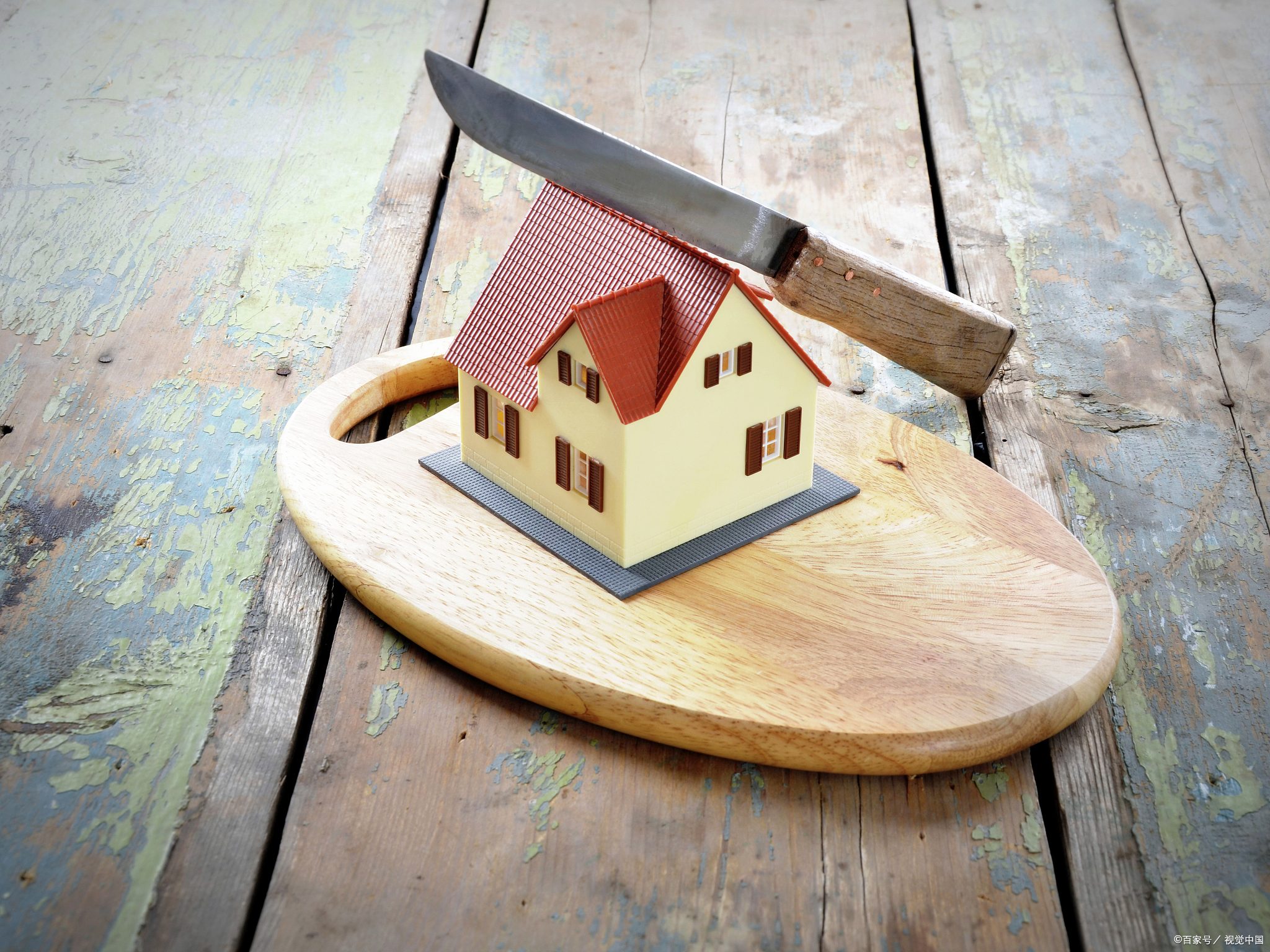 房产纠纷律师——借他人名义买房未还清贷款前起诉过户法院可能不支持