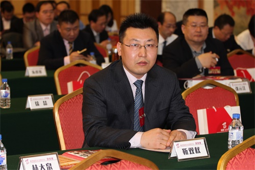 靳律作为获奖代表列为会场前排